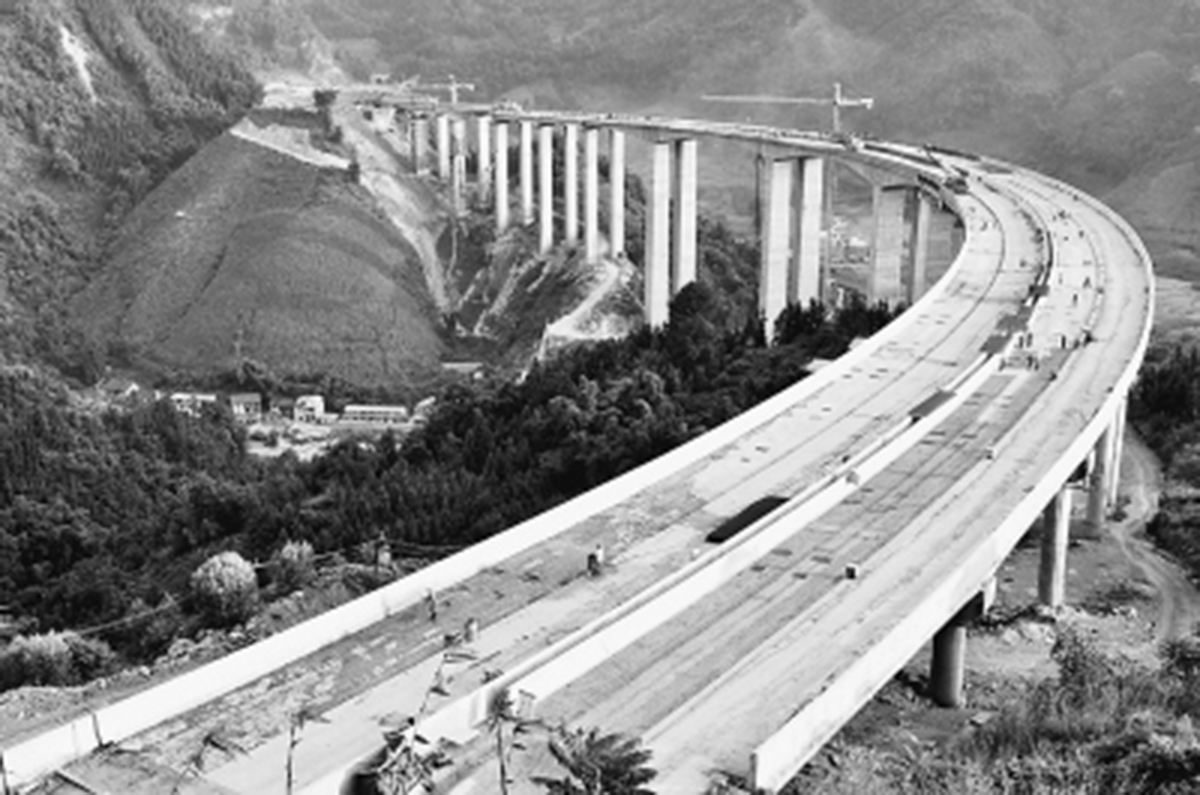 　　俯瞰建設(shè)中的拉會(huì)高架大橋，“C”字形蔚為壯觀。.jpg